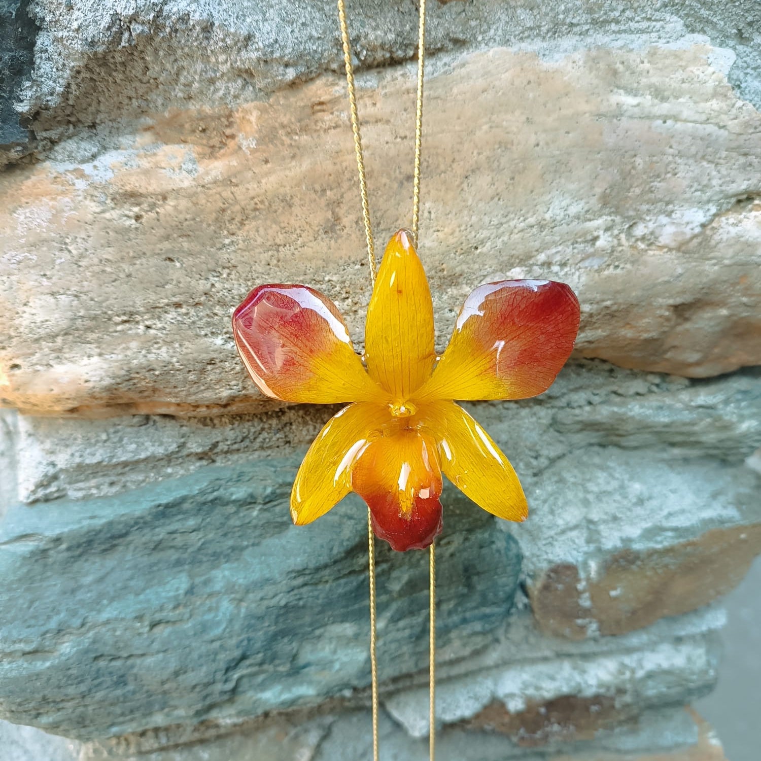Collana con vero fiore di orchidea giallo e viola in resina con catena saliscendi color oro regolabile