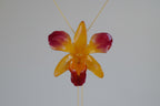 Collana con orchidea naturale giallo viola inglobata in resina