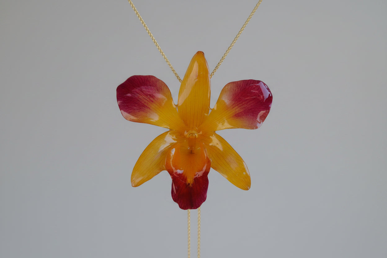 Collana con orchidea naturale giallo viola inglobata in resina