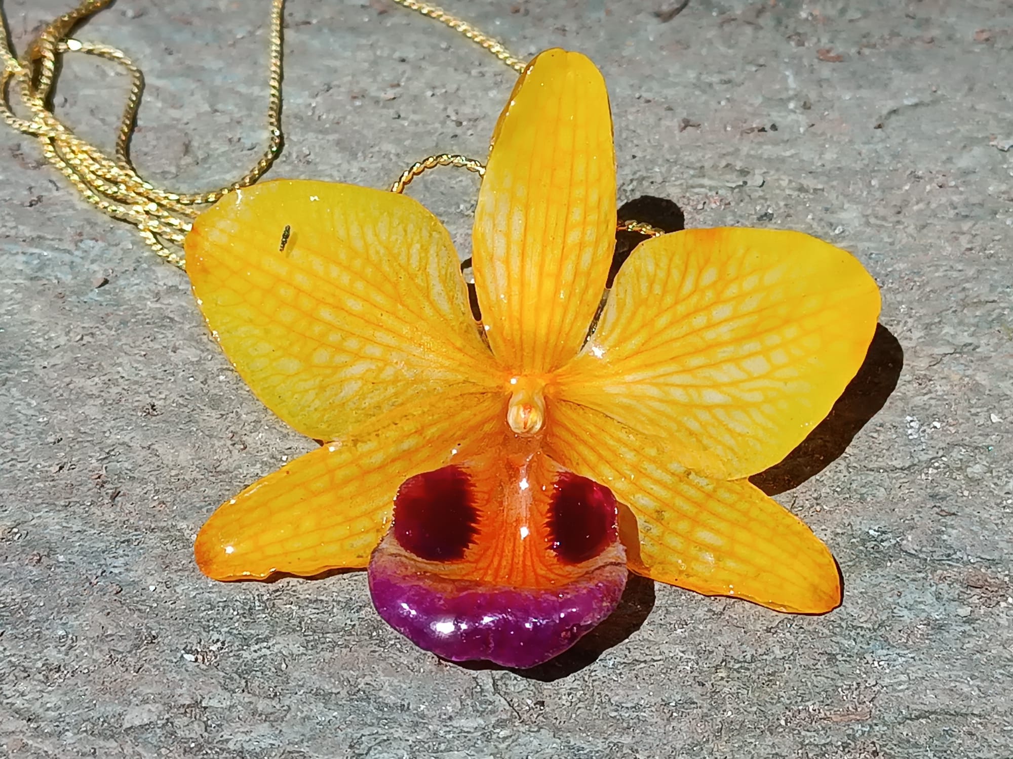 collana orchidea ibrida gialla oro resina saliscendi regolabile elegante naturale
