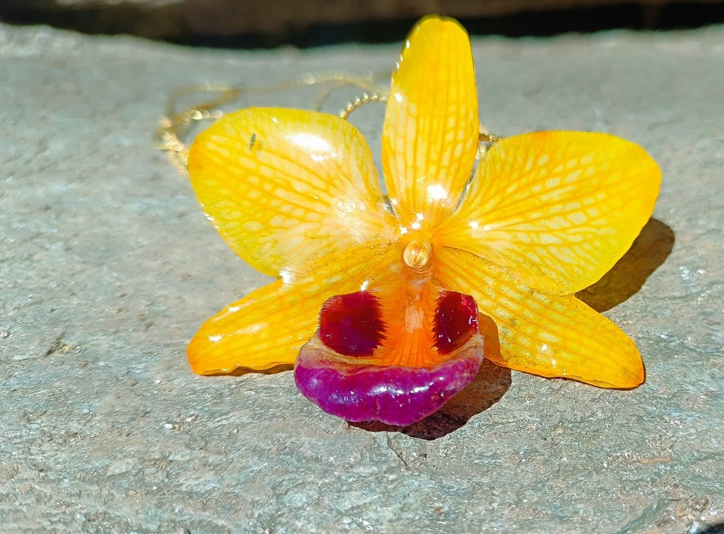 collana orchidea ibrida gialla oro resina saliscendi regolabile elegante naturale
