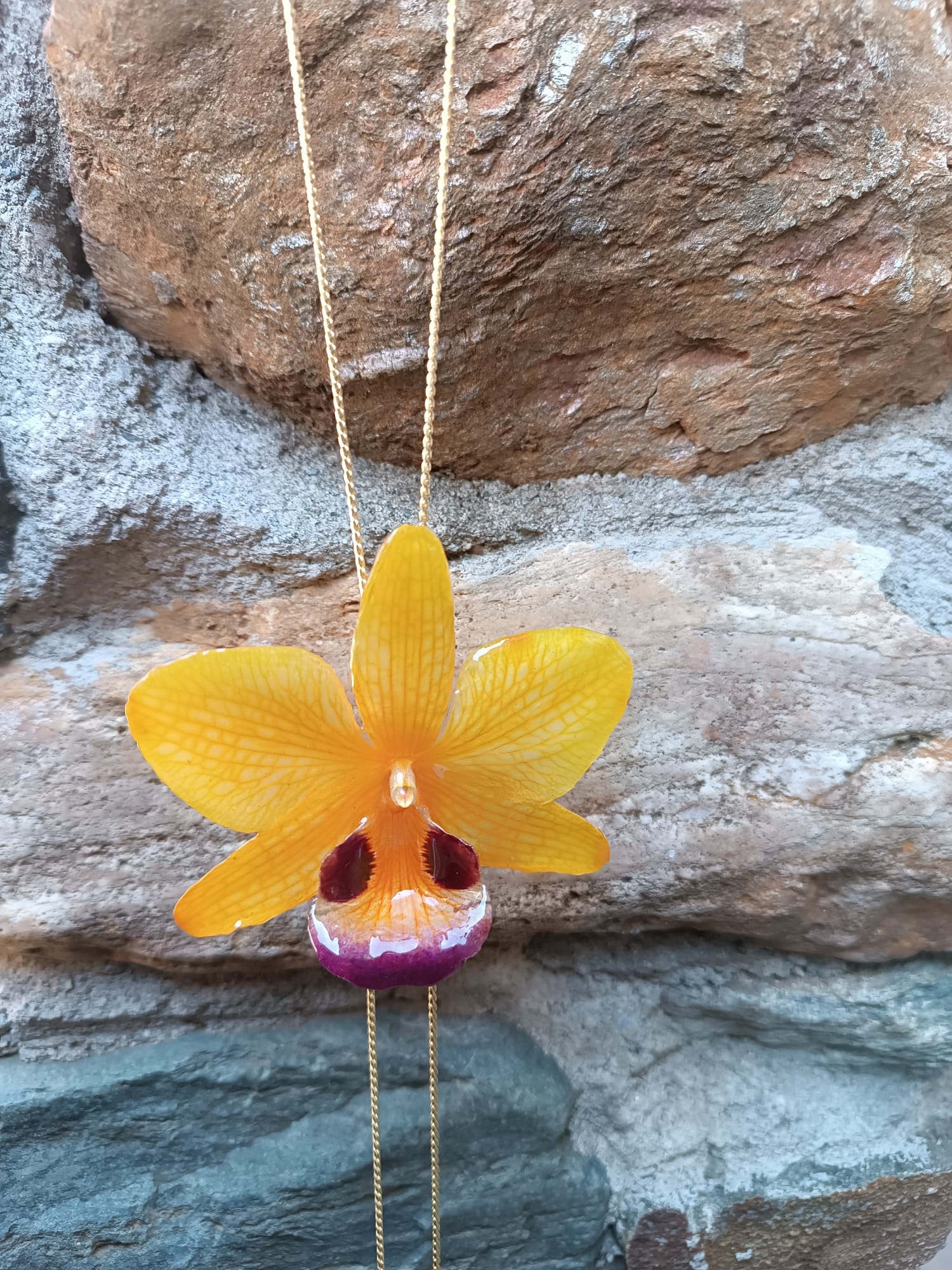 collana orchidea ibrida gialla oro resina saliscendi regolabile elegante naturale