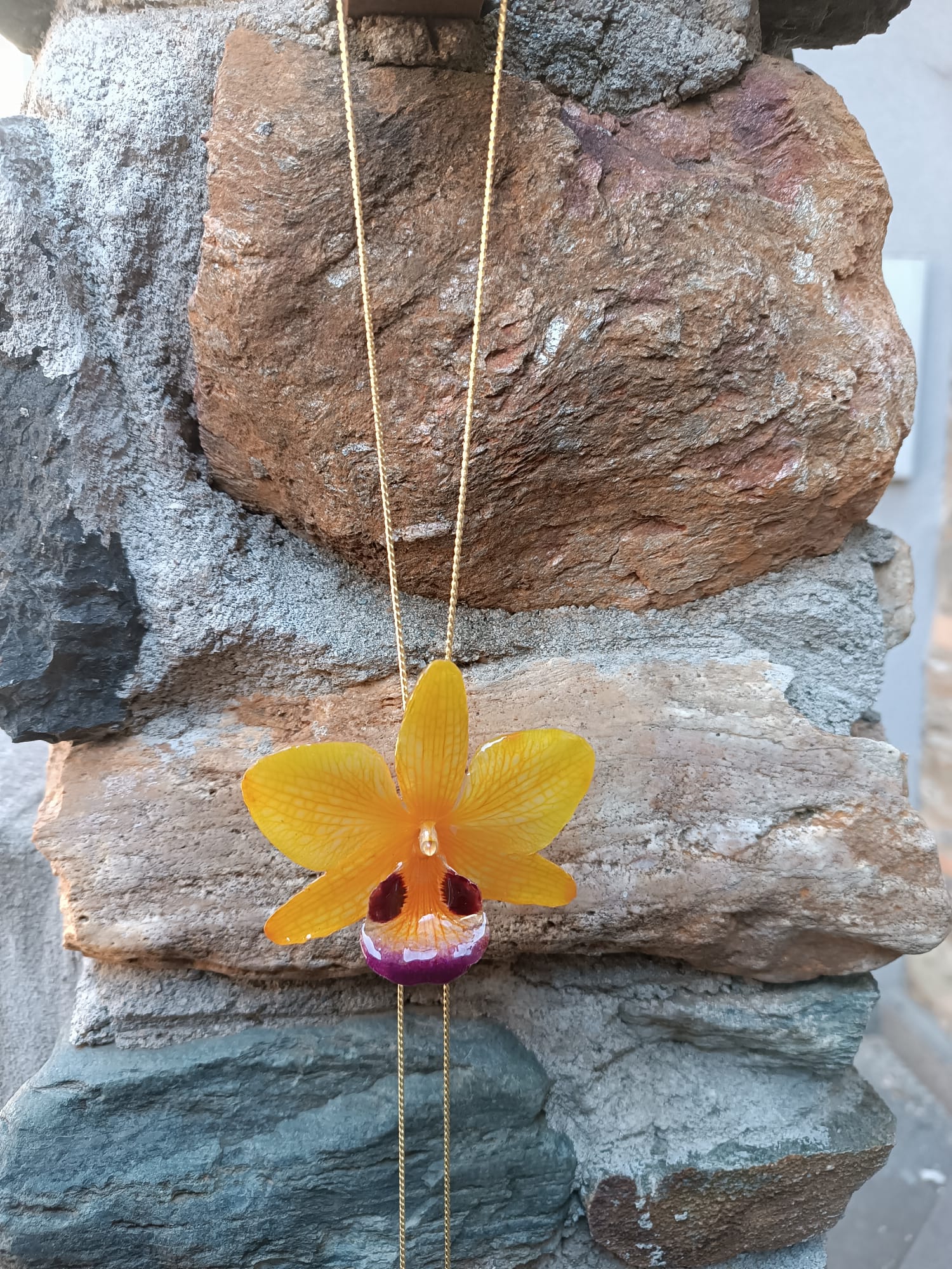 collana orchidea ibrida gialla oro resina saliscendi regolabile elegante naturale