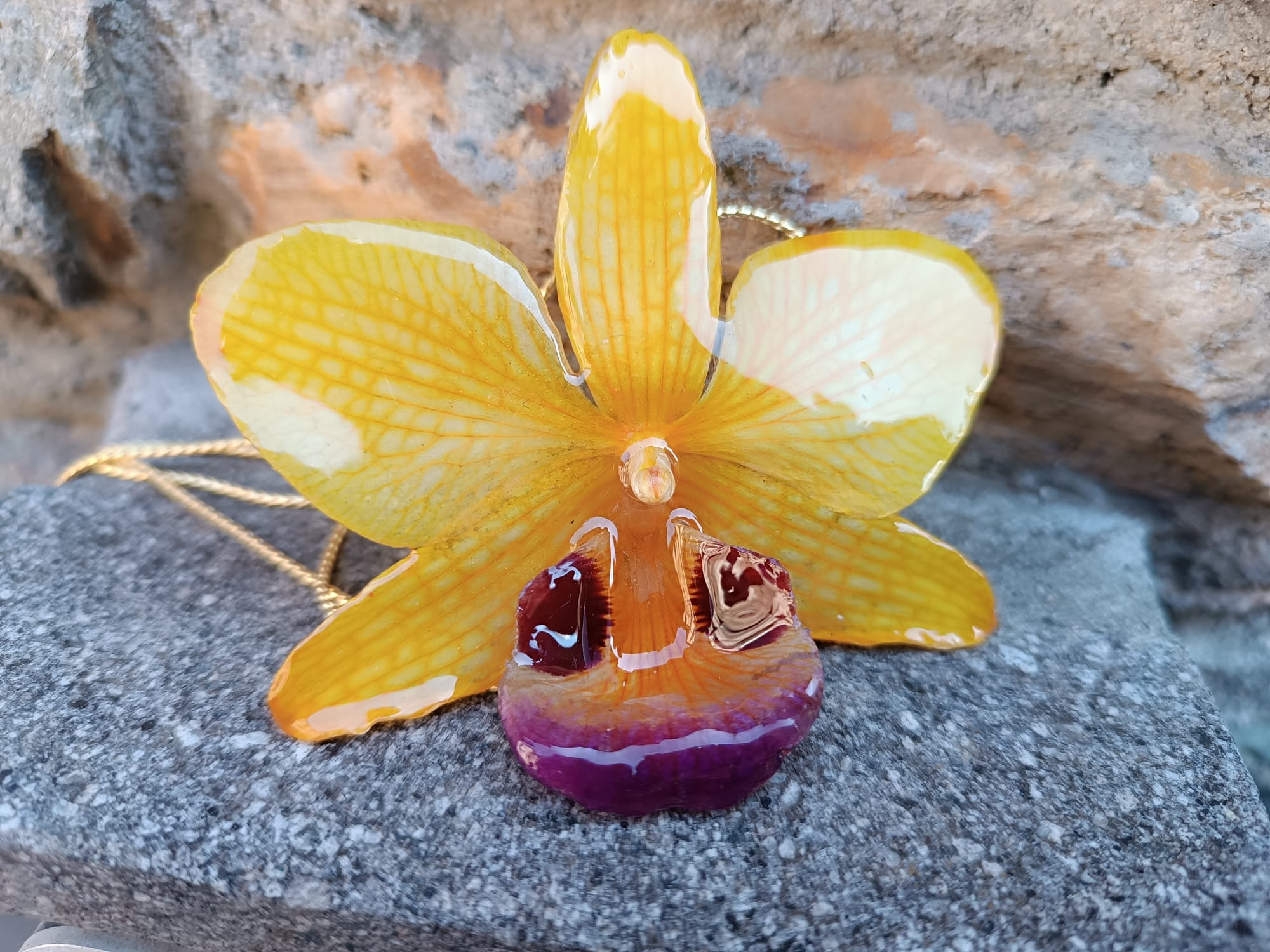 collana orchidea ibrida gialla oro resina saliscendi regolabile elegante naturale