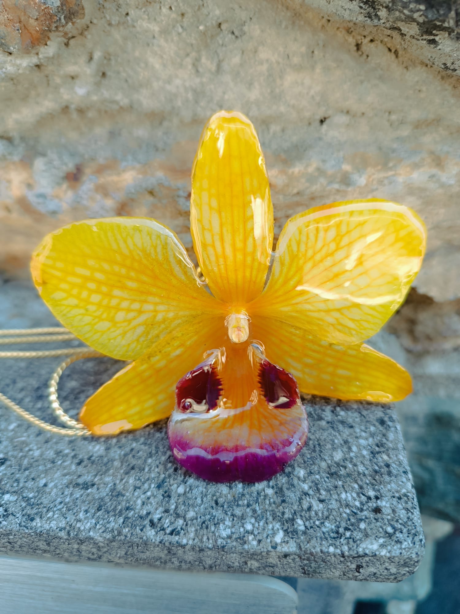 collana orchidea ibrida gialla oro resina saliscendi regolabile elegante naturale