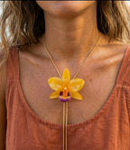 collana orchidea ibrida gialla oro resina saliscendi regolabile elegante naturale