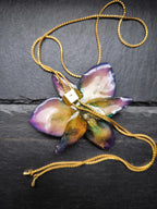 Collana con orchidea ibrida naturale in resina con catena saliscendi oro regolabile