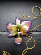 Collana con orchidea ibrida naturale in resina con catena saliscendi oro regolabile