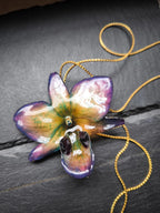 Collana con orchidea ibrida naturale in resina con catena saliscendi oro regolabile