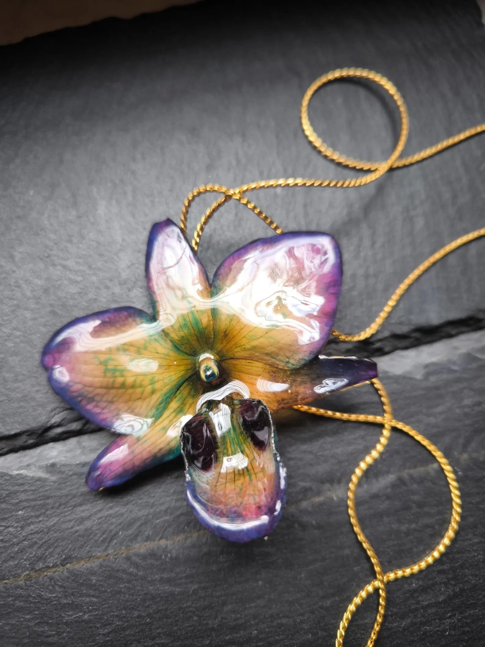 Collana con orchidea ibrida naturale in resina con catena saliscendi oro regolabile