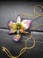 Collana con orchidea ibrida naturale in resina con catena saliscendi oro regolabile
