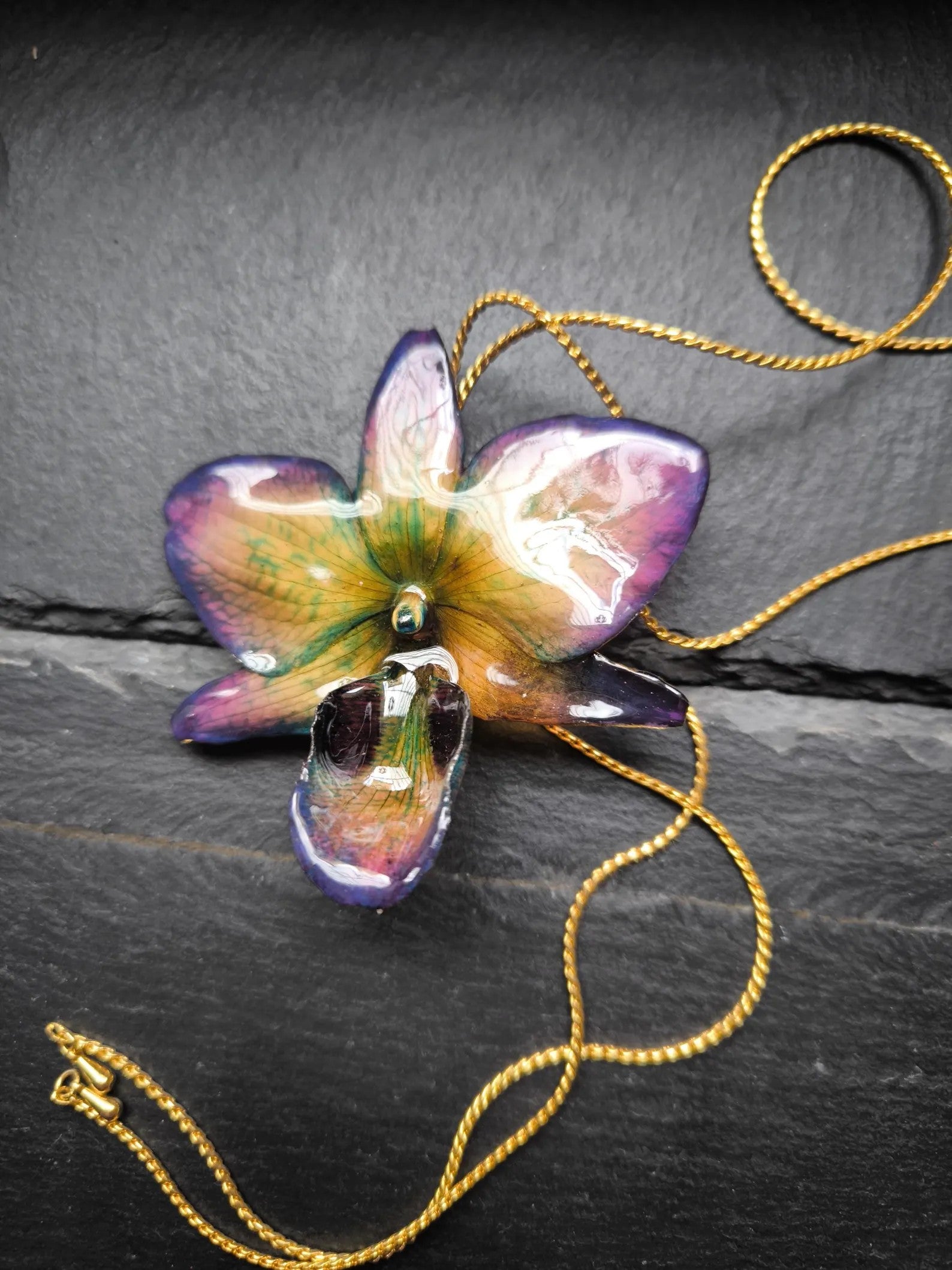 Collana con orchidea ibrida naturale in resina con catena saliscendi oro regolabile