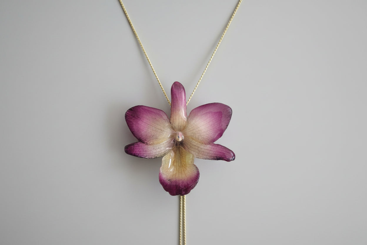 collana orchidea ibrida viola panna in resina elegante