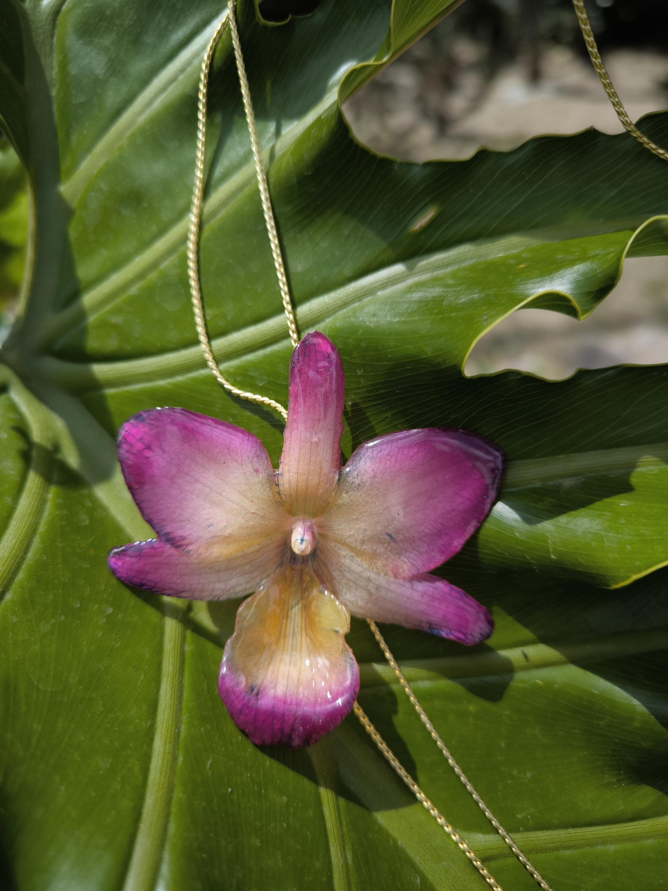 collana orchidea ibrida viola panna in resina elegante