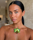 collana orchidea ibrida verde gialla resina saliscendi oro elegante naturale