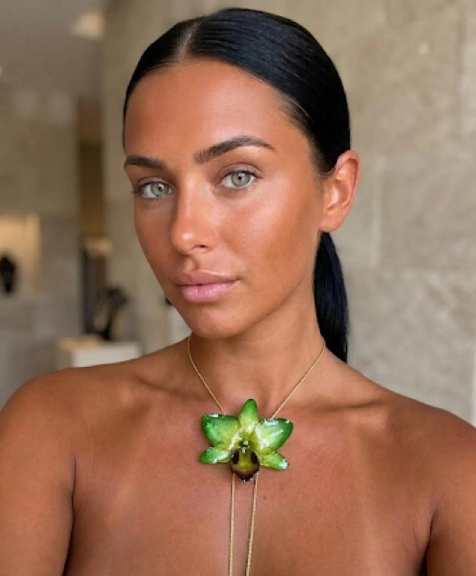 collana orchidea ibrida verde gialla resina saliscendi oro elegante naturale