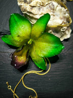collana orchidea ibrida verde gialla resina saliscendi oro elegante naturale