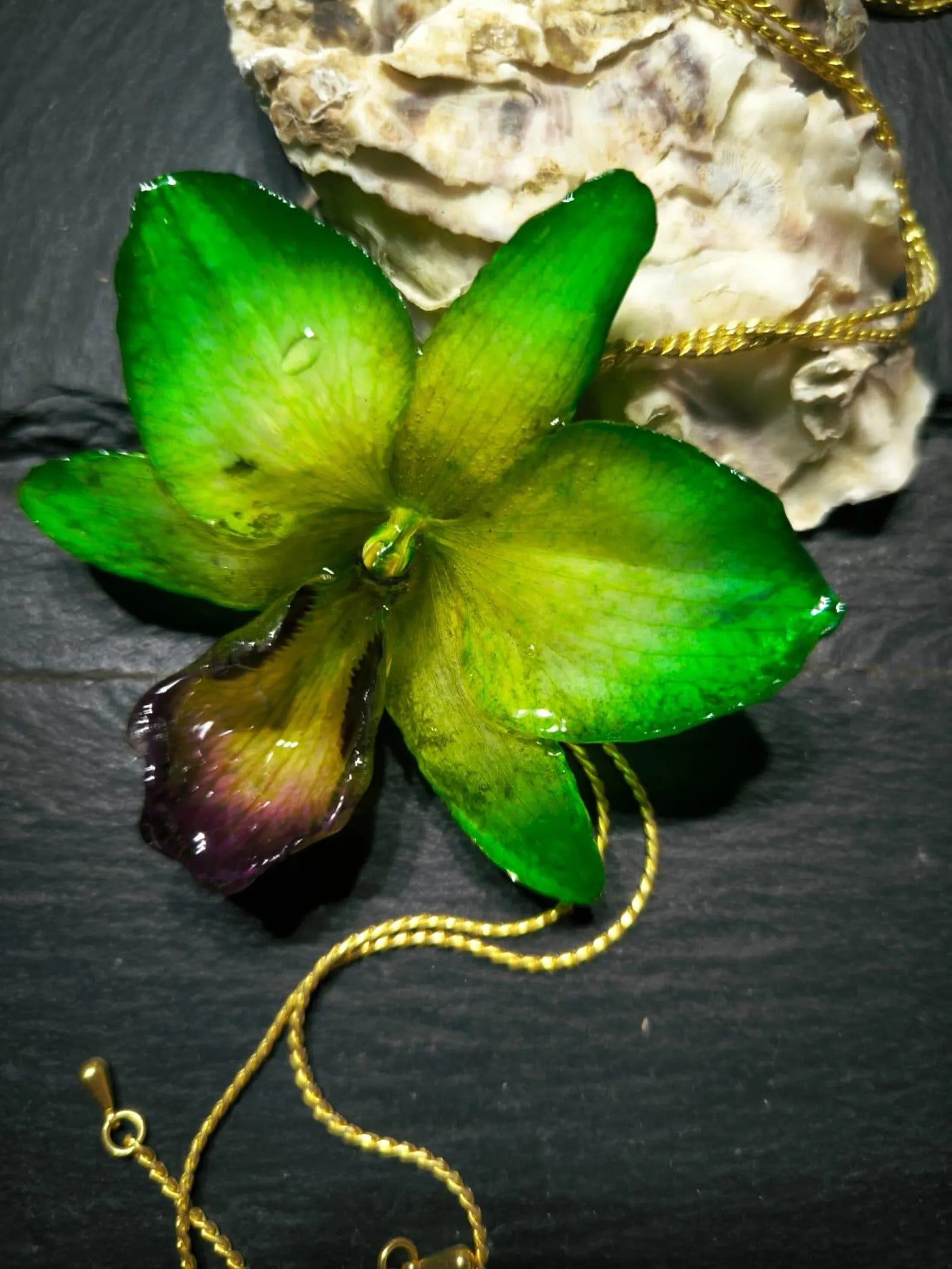 collana orchidea ibrida verde gialla resina saliscendi oro elegante naturale