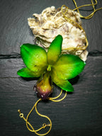 collana orchidea ibrida verde gialla resina saliscendi oro elegante naturale