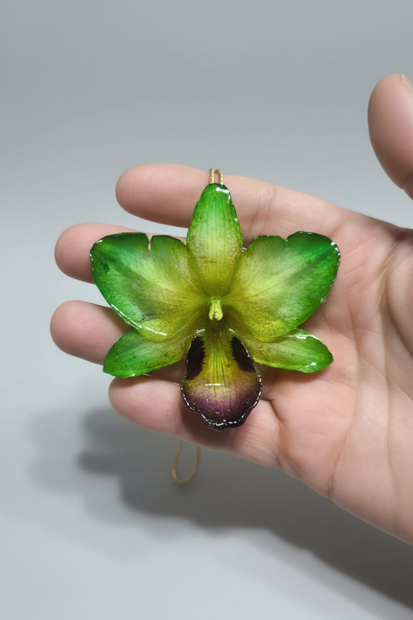 collana orchidea ibrida verde gialla resina saliscendi oro elegante naturale