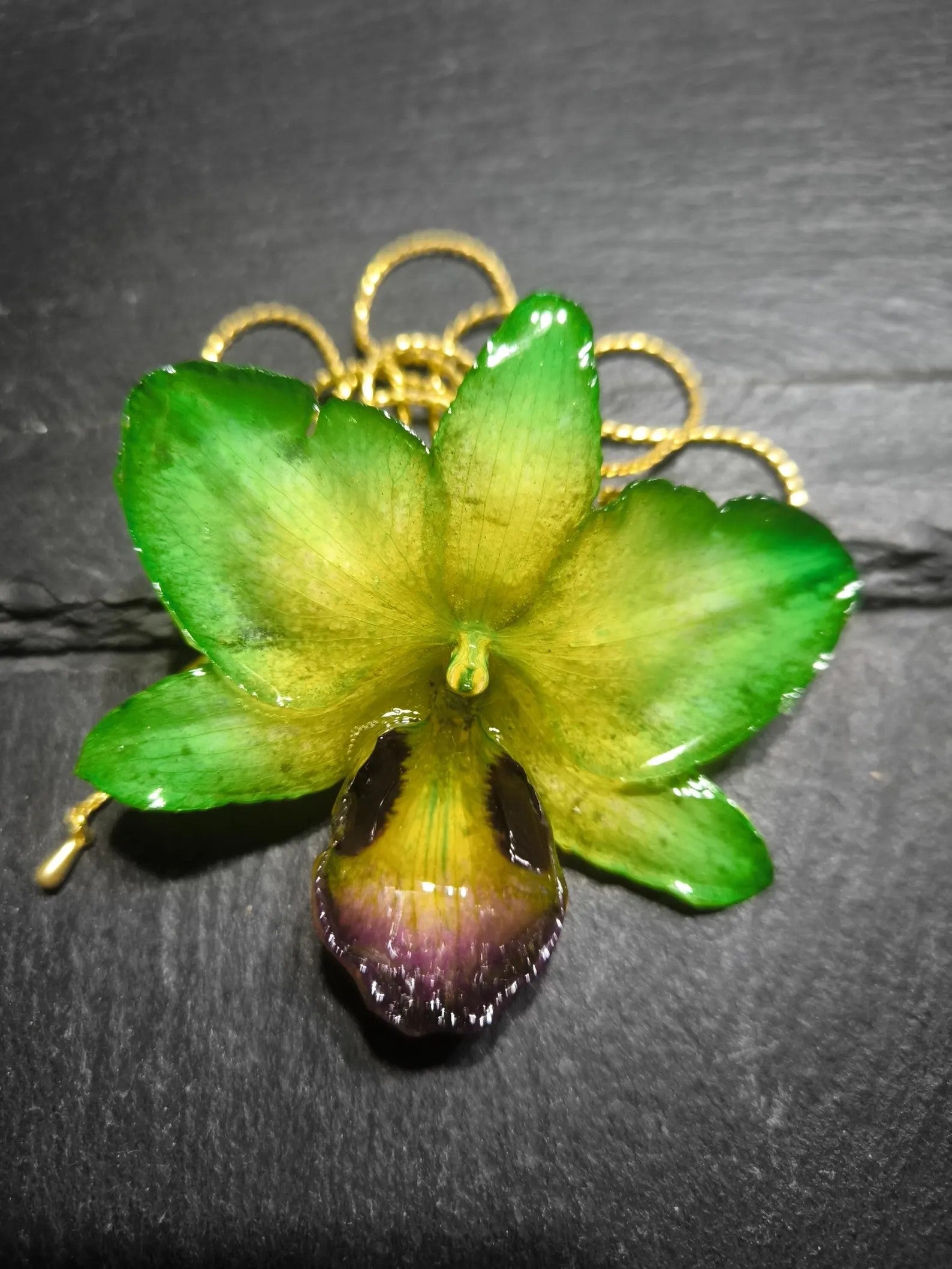 collana orchidea ibrida verde gialla resina saliscendi oro elegante naturale