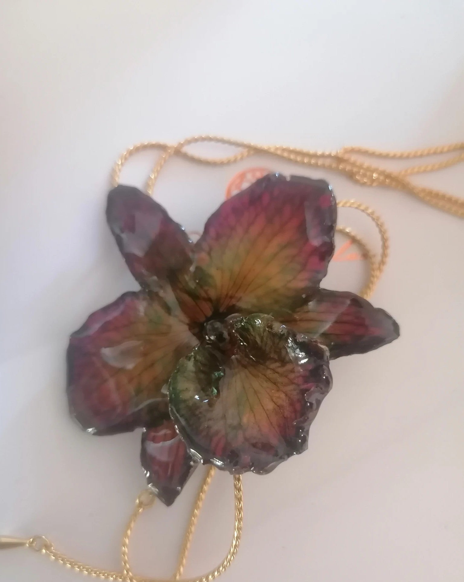 collana orchidea lucky viola riflessi verde chiaro verde scuro resina saliscendi oro