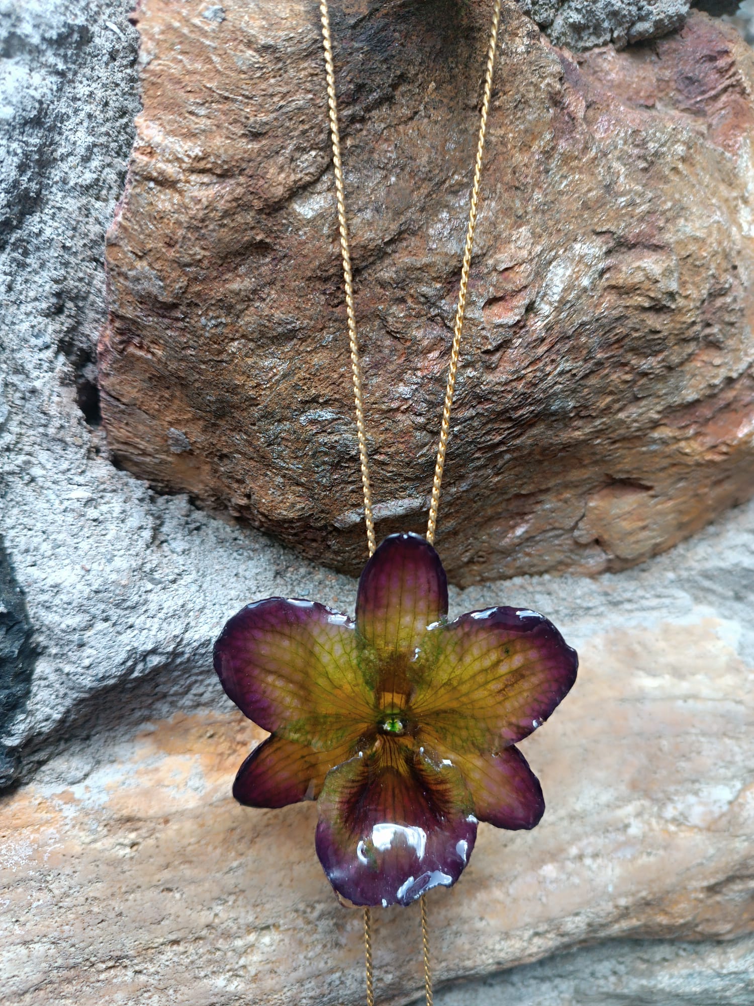 collana orchidea lucky viola riflessi verde chiaro verde scuro resina saliscendi oro