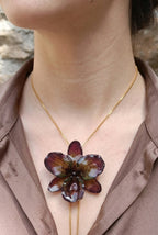 collana orchidea lucky viola riflessi verde chiaro verde scuro resina saliscendi oro