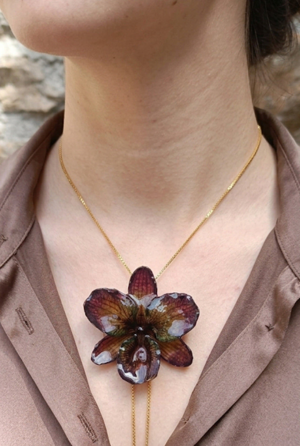 collana orchidea lucky viola riflessi verde chiaro verde scuro resina saliscendi oro