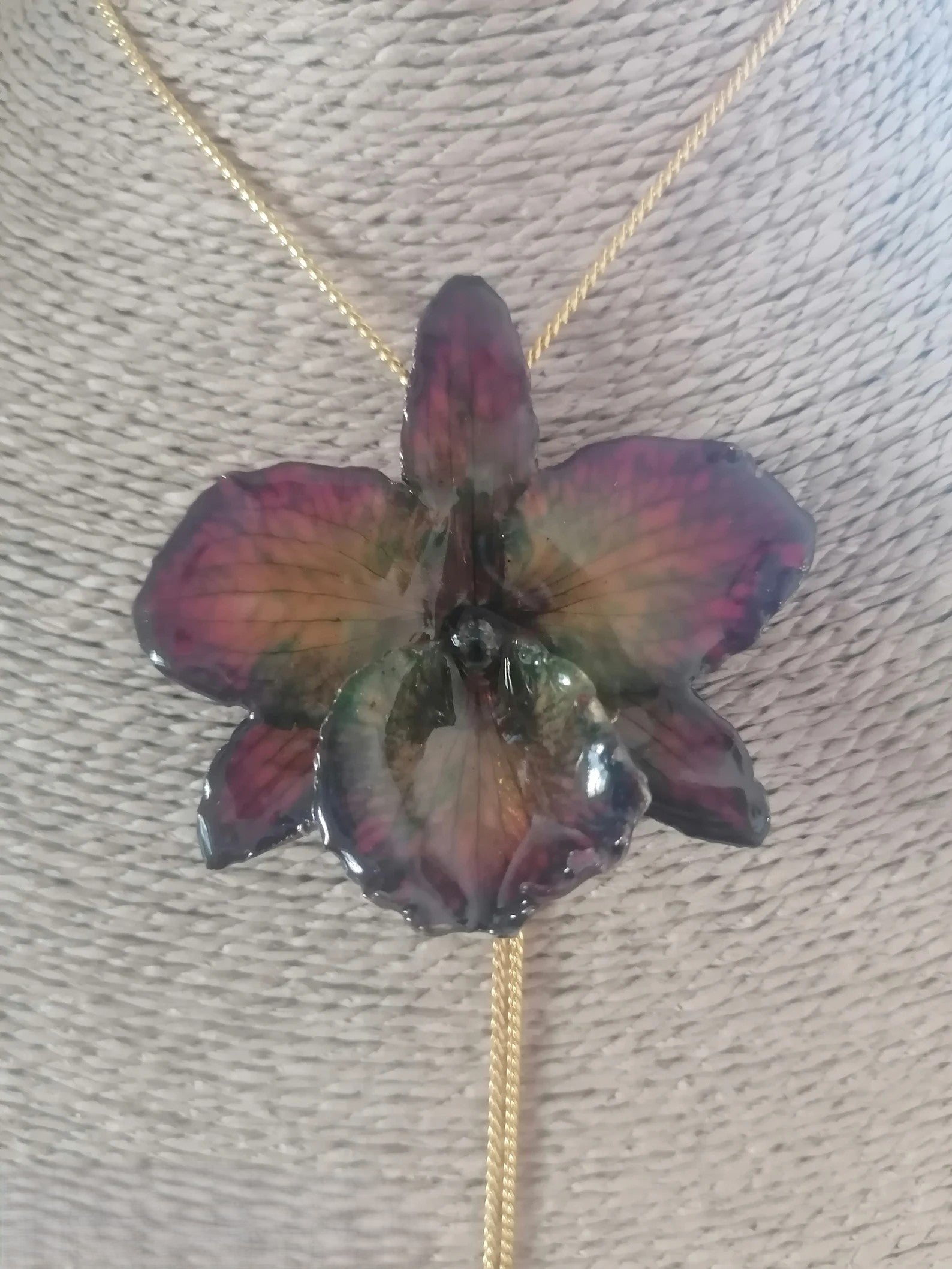 collana orchidea lucky viola riflessi verde chiaro verde scuro resina saliscendi oro