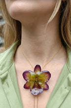 collana orchidea lucky viola riflessi verde chiaro verde scuro resina saliscendi oro