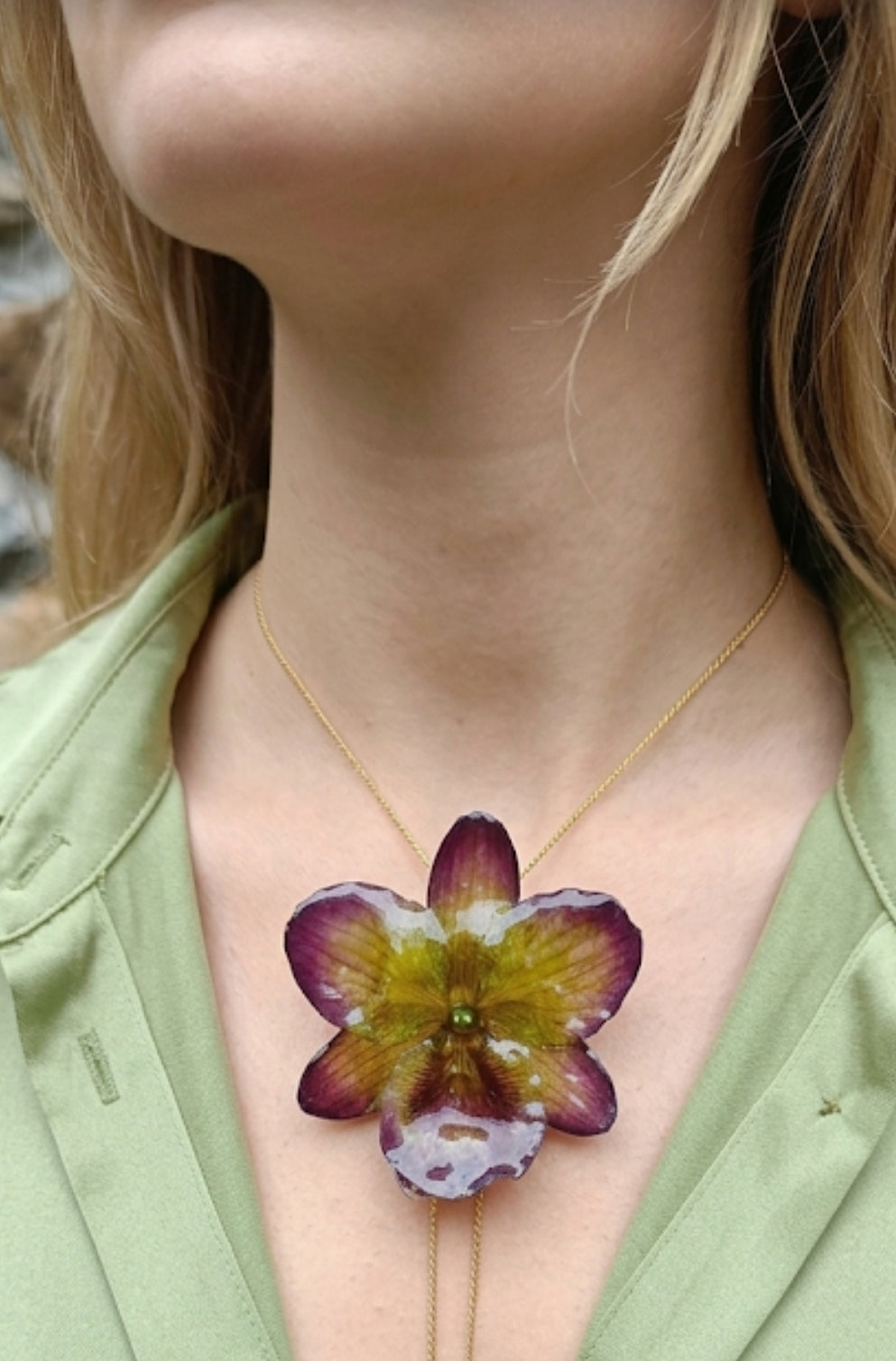 collana orchidea lucky viola riflessi verde chiaro verde scuro resina saliscendi oro