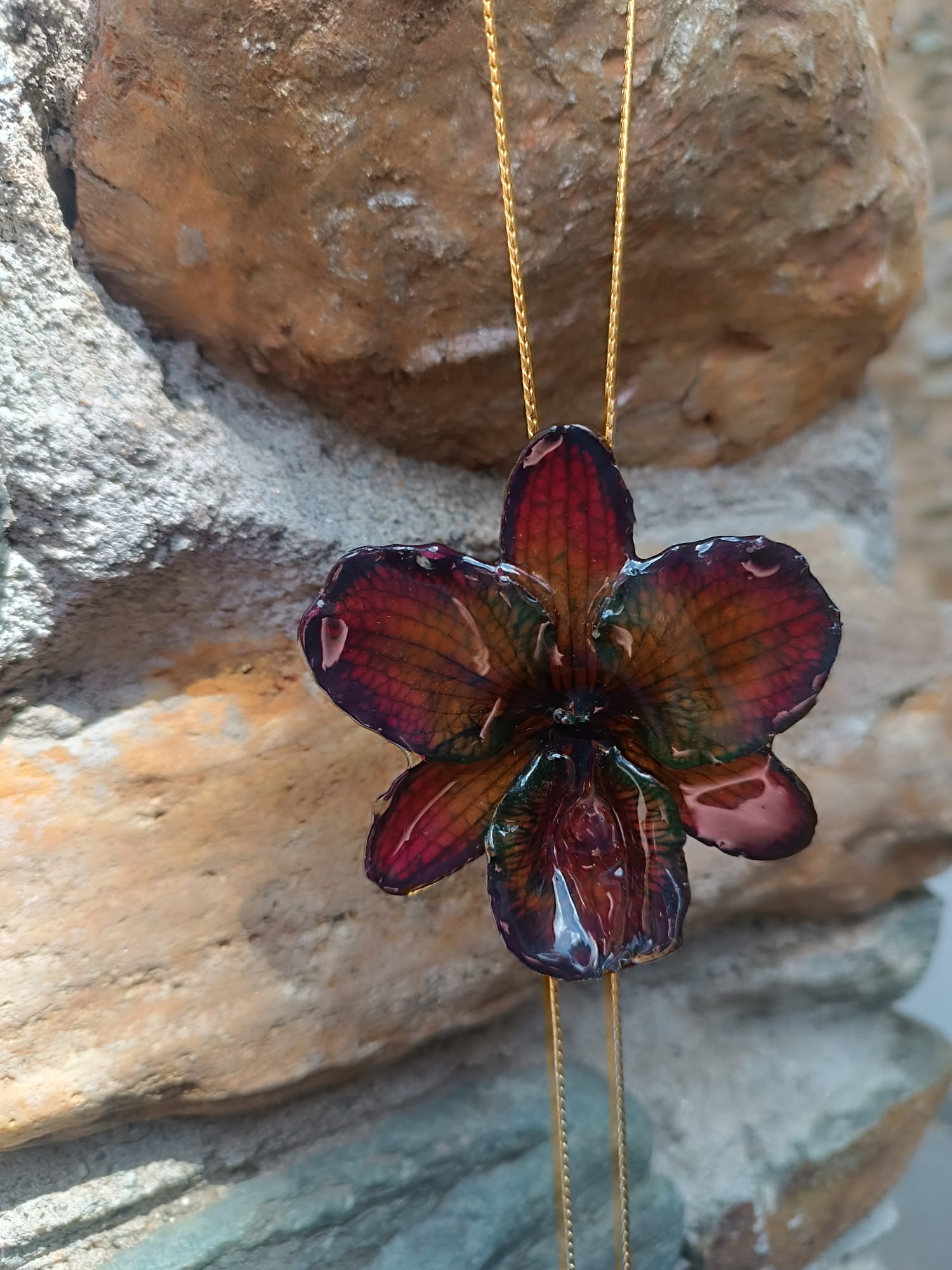 collana orchidea lucky viola riflessi verde chiaro verde scuro resina saliscendi oro