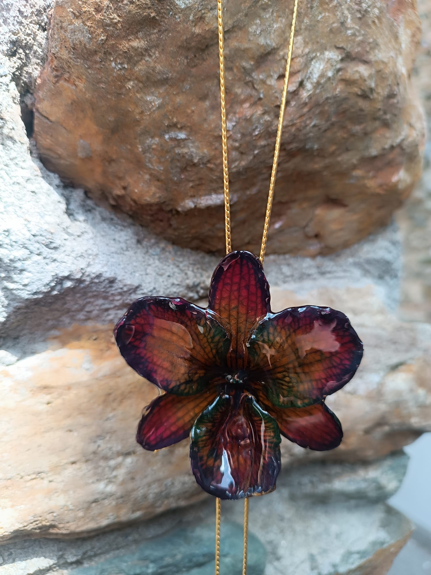 collana orchidea lucky viola riflessi verde chiaro verde scuro resina saliscendi oro