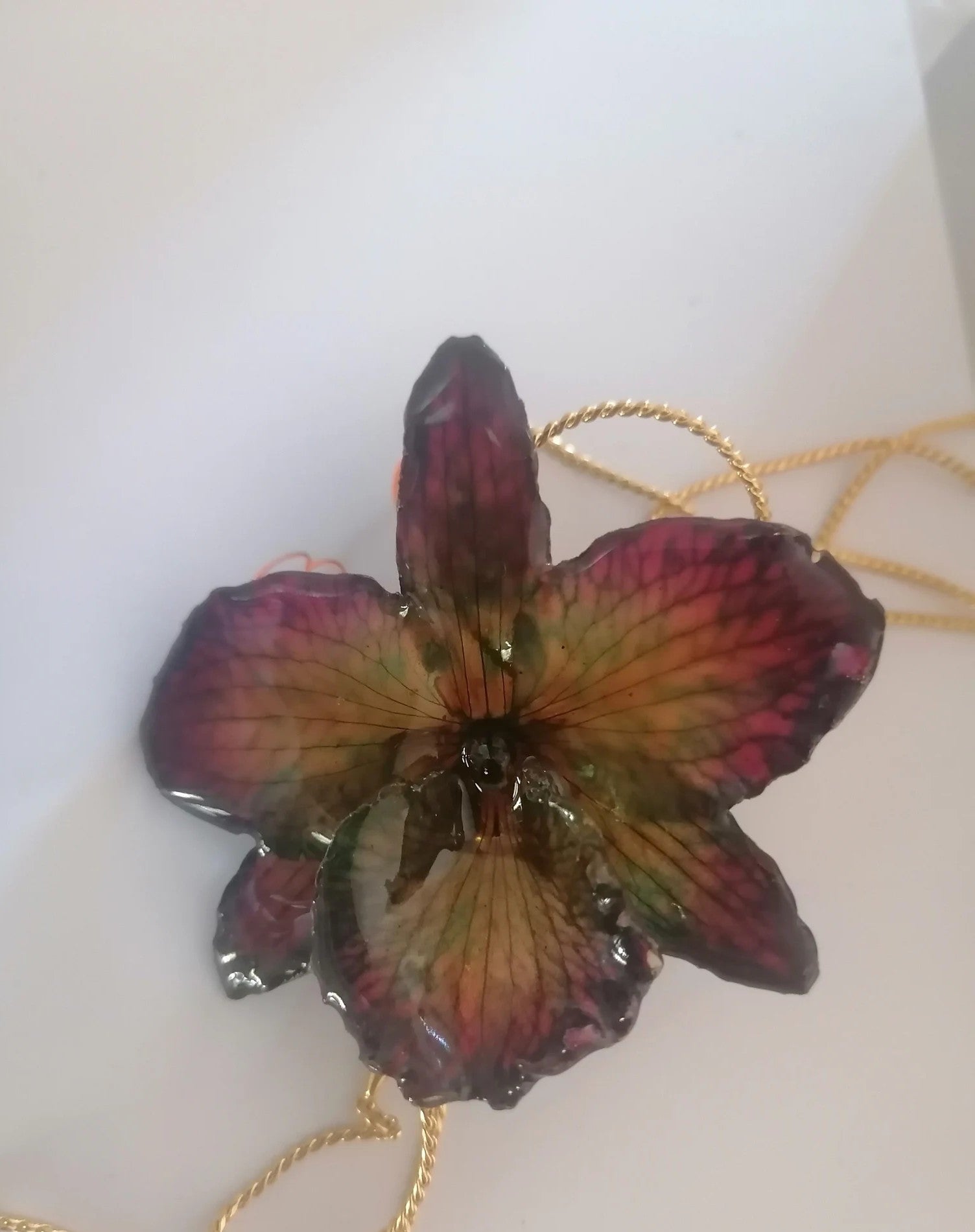collana orchidea lucky viola riflessi verde chiaro verde scuro resina saliscendi oro