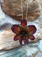 collana orchidea lucky viola riflessi verde chiaro verde scuro resina saliscendi oro