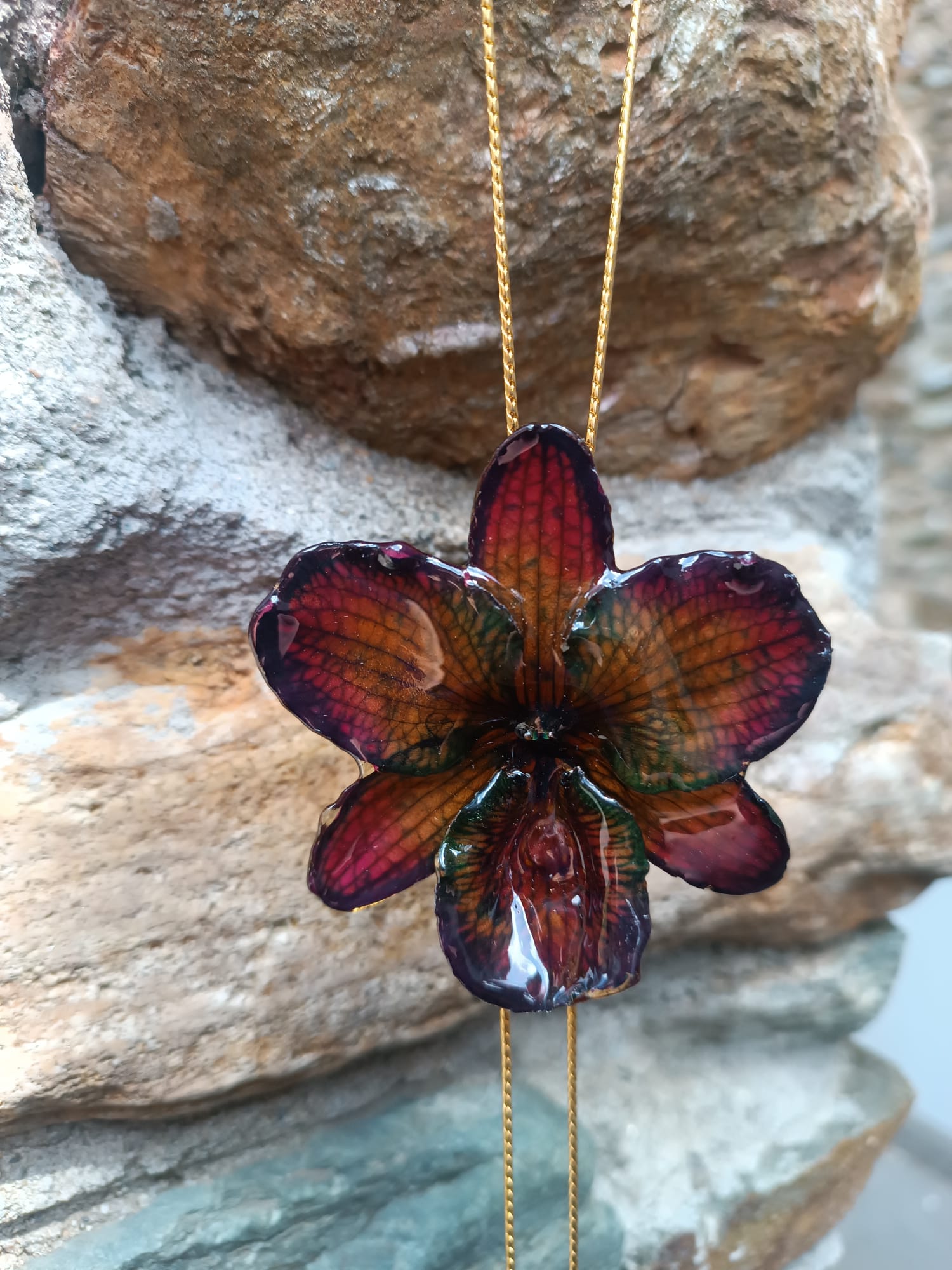 collana orchidea lucky viola riflessi verde chiaro verde scuro resina saliscendi oro