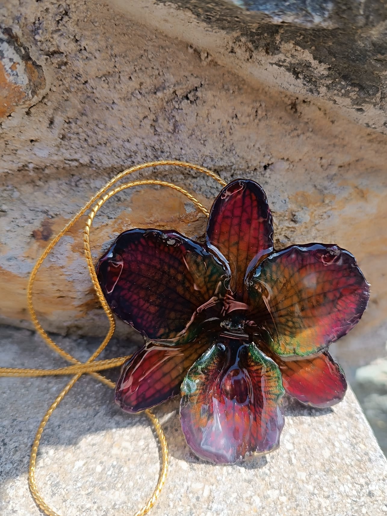 collana orchidea lucky viola riflessi verde chiaro verde scuro resina saliscendi oro