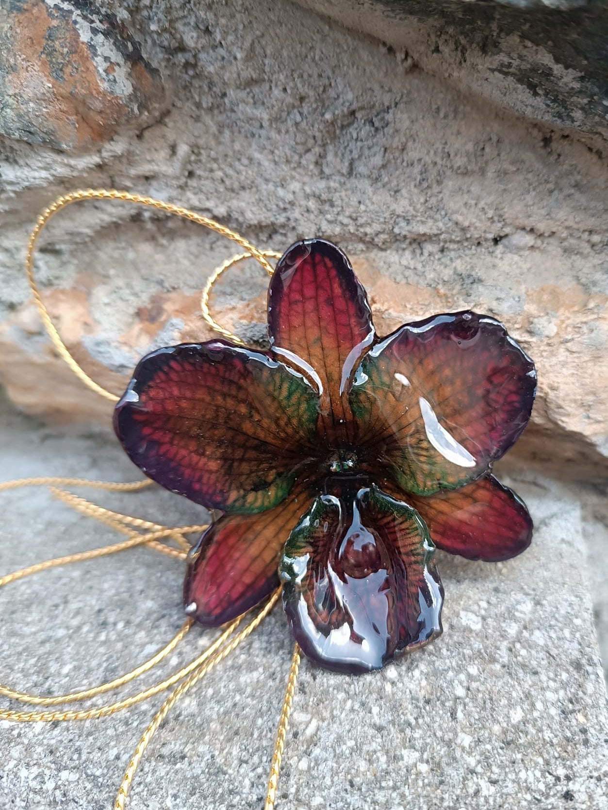 collana orchidea lucky viola riflessi verde chiaro verde scuro resina saliscendi oro