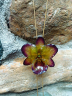collana orchidea lucky viola riflessi verde chiaro verde scuro resina saliscendi oro