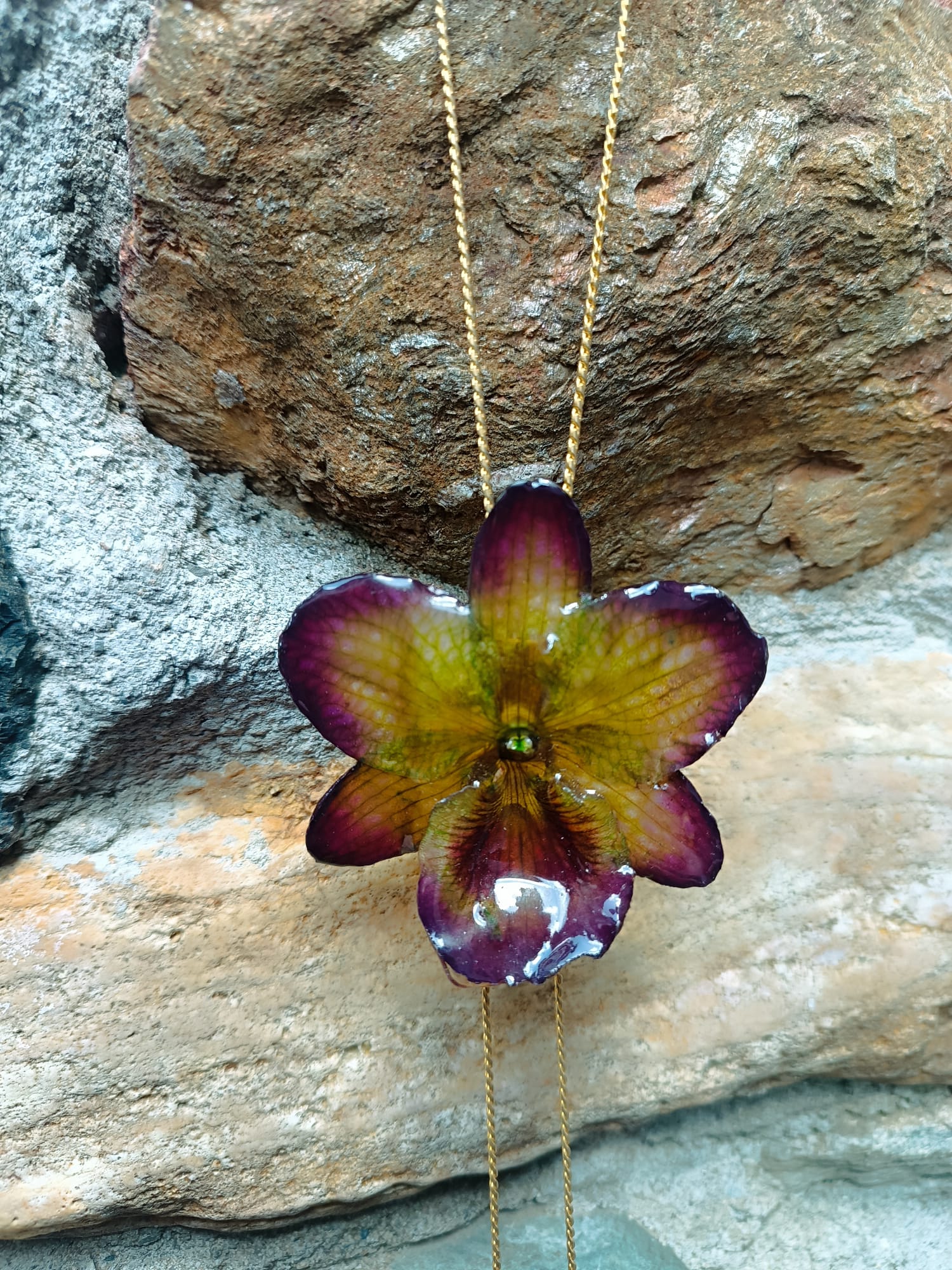 collana orchidea lucky viola riflessi verde chiaro verde scuro resina saliscendi oro