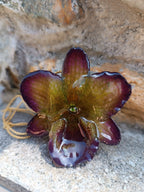 collana orchidea lucky viola riflessi verde chiaro verde scuro resina saliscendi oro