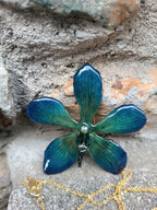 Collana con vera orchidea Mokara azzurra in resina e catenina in oro su bronzo.
