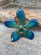 Collana con vera orchidea Mokara azzurra in resina e catenina in oro su bronzo.