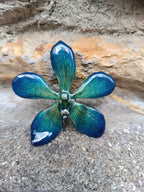 Collana con vera orchidea Mokara azzurra in resina e catenina in oro su bronzo.