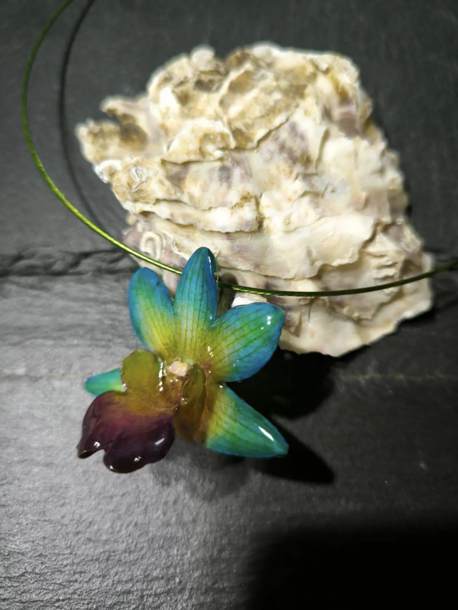 collana orchidea nobilis resina girocollo acciaio rigido nickel free verde turchese