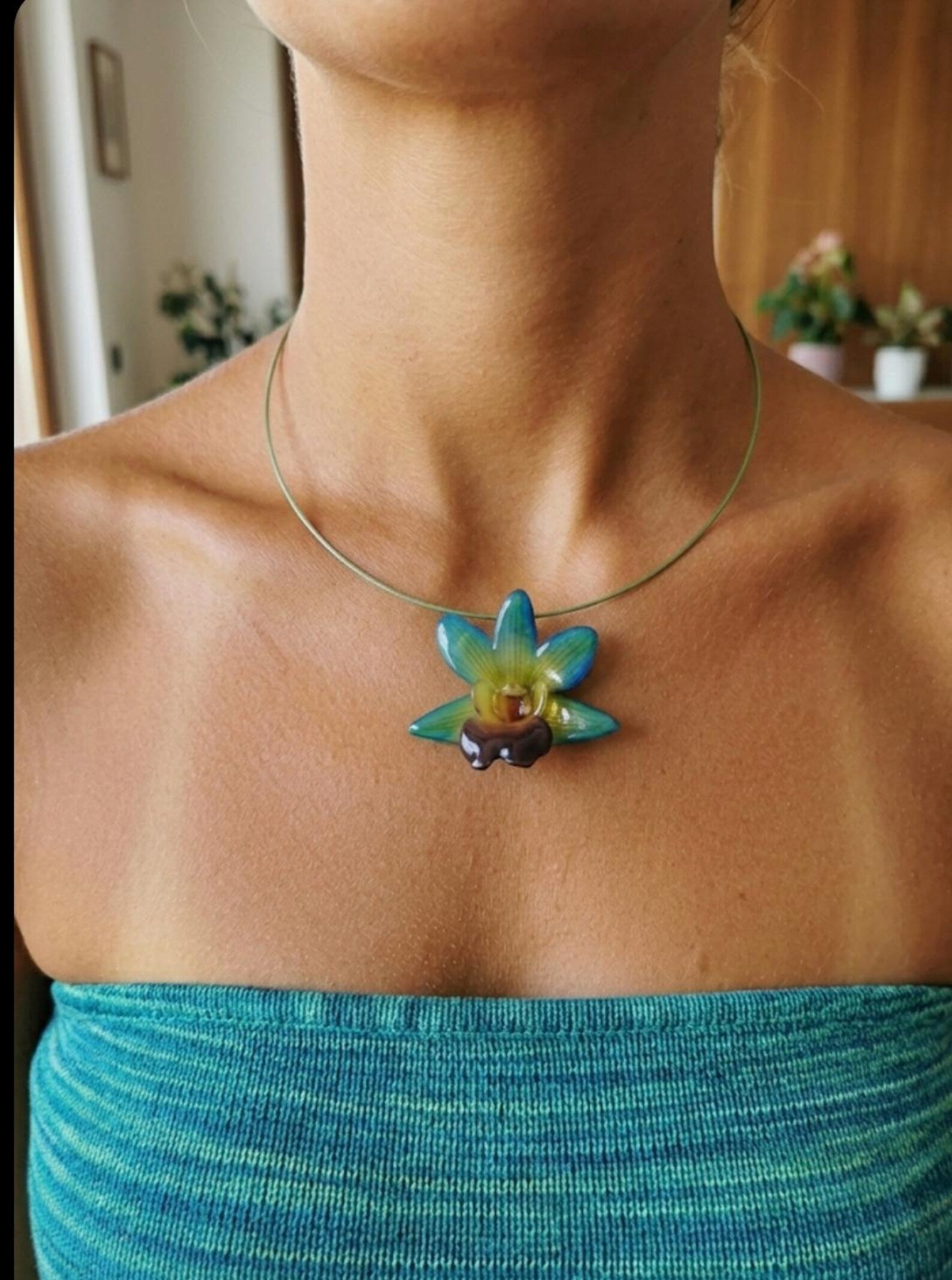 collana orchidea nobilis resina girocollo acciaio rigido nickel free verde turchese