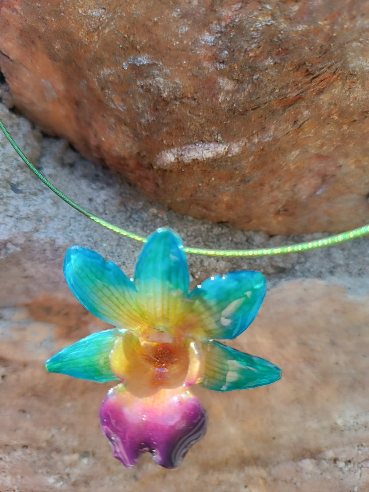 collana orchidea nobilis resina girocollo acciaio rigido nickel free verde turchese