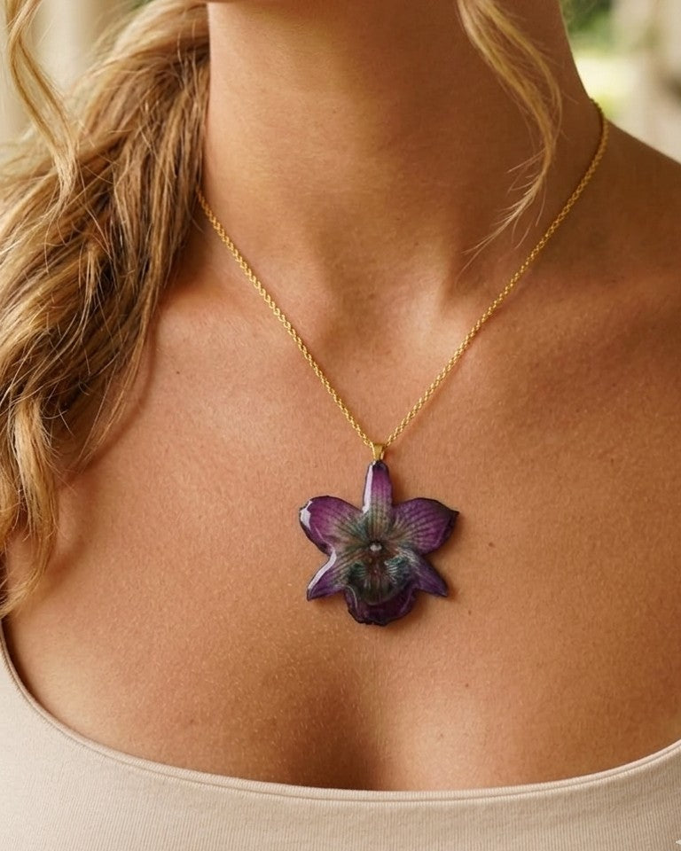 Collana Orchidea Nobilis Viola con Riflessi Azzurri in Resina e Catenina Oro Nickel Free – Gioiello Elegante
