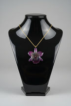 collana orchidea nobilis viola riflessi azzurri resina catenina oro nickel free elegante